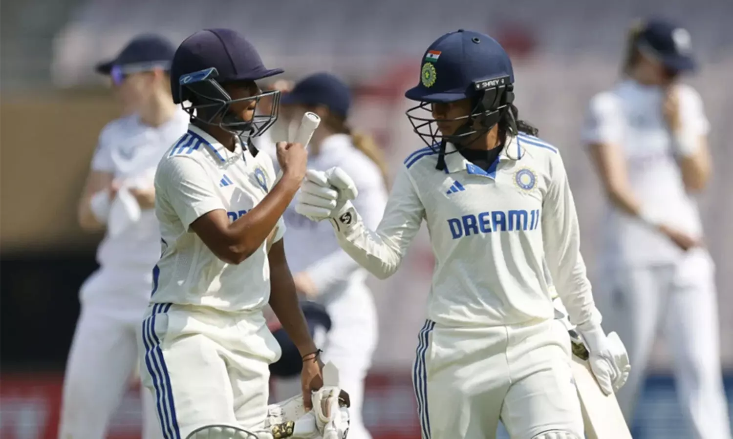ഒറ്റദിനം കൊണ്ട് ഇന്ത്യൻ വനിതകൾ അടിച്ചെടുത്തത് 410 റൺസ്; 88 വർഷത്തിനിടെ അപൂർവ നേട്ടത്തിലെത്തുന്ന ആദ്യ ടീമായി ഇന്ത്യ