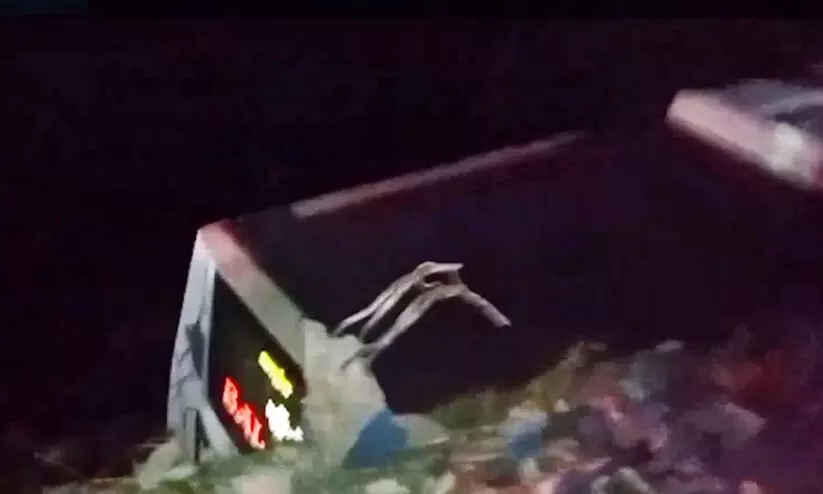 ശബരിമല തീർത്ഥാടകർ സഞ്ചരിച്ച ബസ് തോട്ടിലേക്ക് മറിഞ്ഞ് നിരവധി പേർക്ക് പരിക്ക് ശബരിമല തീർത്ഥാടകർ സഞ്ചരിച്ച ബസ് തോട്ടിലേക്ക് മറിഞ്ഞ് നിരവധി പേർക്ക് പരിക്ക്