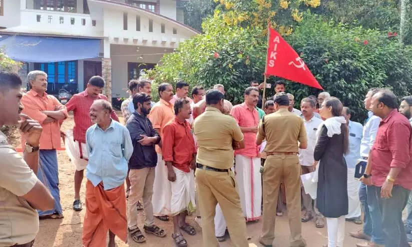 ജപ്തി നടപടികൾക്കെത്തിയ ബാങ്ക് ഉദ്യോഗസ്ഥരെ കർഷകസംഘത്തിന്റെ നേതൃത്വത്തിൽ തടയുന്നു ജപ്തി നടപടികൾക്കെത്തിയ ബാങ്ക് ഉദ്യോഗസ്ഥരെ കർഷകസംഘത്തിന്റെ നേതൃത്വത്തിൽ തടയുന്നു