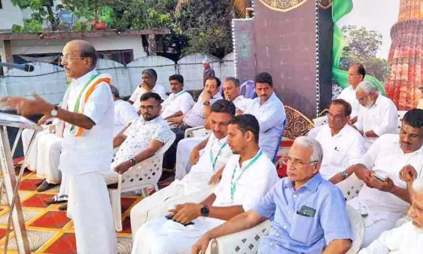 പു​തി​യ​ങ്ങാ​ടി മൊ​ട്ടാ​മ്പ്ര​ത്ത് മു​സ് ലിം ​യൂ​ത്ത് ലീ​ഗ് യൂ​ത്ത് മാ​ർ​ച്ചി​ന്റെ ക​ല്യാ​ശ്ശേ​രി മ​ണ്ഡ​ലം  സ​മാ​പന പൊ​തു​യോ​ഗം പി.​കെ. കു​ഞ്ഞാ​ലി​ക്കു​ട്ടി ഉ​ദ്ഘാ​ട​നം ചെ​യ്യു​ന്നു