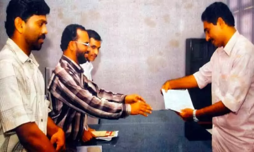 2007ൽ ജലവിഭവ മന്ത്രി എൻ.കെ. പ്രേമചന്ദ്രന് സമരസമിതി ചെയർമാന്റെ നേതൃത്വത്തിൽ നിവേദനം നൽകുന്നു 2007ൽ ജലവിഭവ മന്ത്രി എൻ.കെ. പ്രേമചന്ദ്രന് സമരസമിതി ചെയർമാന്റെ നേതൃത്വത്തിൽ നിവേദനം നൽകുന്നു