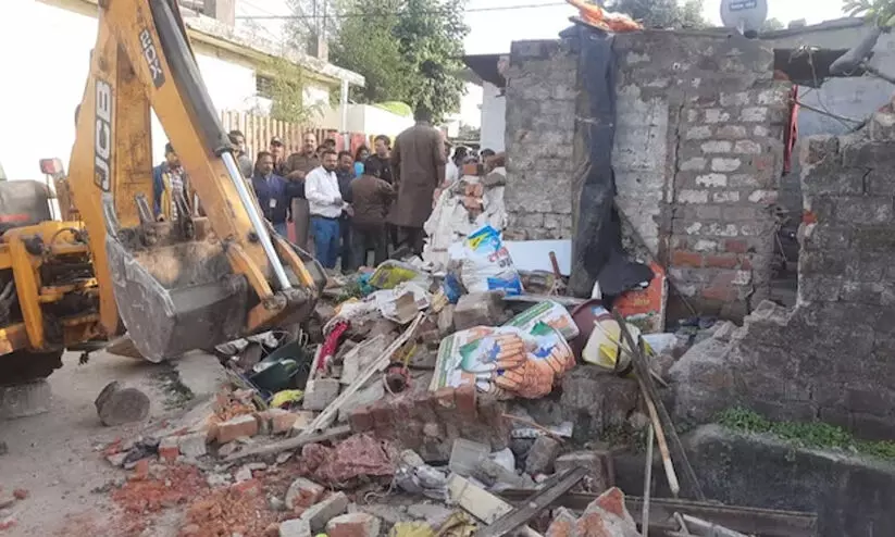 ബി.ജെ.പി പ്രവർത്തകനെ ആക്രമിച്ച കേസിലെ പ്രതിയുടെ വീട് ബുൾഡോസർ ഉപയോഗിച്ച് തകർത്തു