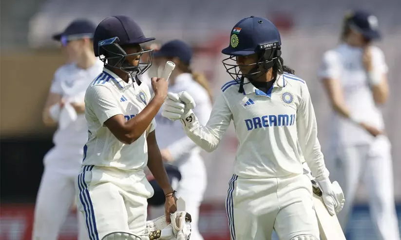 ഒറ്റദിനം കൊണ്ട് ഇന്ത്യൻ വനിതകൾ അടിച്ചെടുത്തത് 410 റൺസ്; 88 വർഷത്തിനിടെ അപൂർവ നേട്ടത്തിലെത്തുന്ന ആദ്യ ടീമായി ഇന്ത്യ