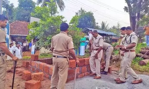 പുളിഞ്ഞാൽ കോട്ടമുക്കത്ത് മൈതാനത്തോട് ചേർന്ന റവന്യൂ സ്ഥലത്തെ നിർമാണം പൊലീസ് പൊളിച്ച് നീക്കുന്നു പുളിഞ്ഞാൽ കോട്ടമുക്കത്ത് മൈതാനത്തോട് ചേർന്ന റവന്യൂ സ്ഥലത്തെ നിർമാണം പൊലീസ് പൊളിച്ച് നീക്കുന്നു