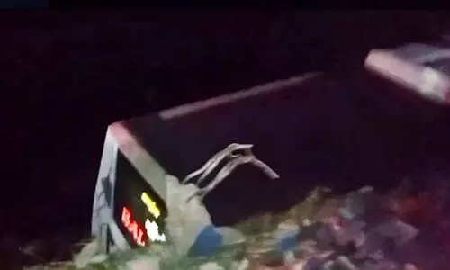 ശബരിമല തീർത്ഥാടകർ സഞ്ചരിച്ച ബസ് തോട്ടിലേക്ക് മറിഞ്ഞ് നിരവധി പേർക്ക് പരിക്ക്