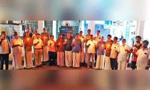 കൊ​യി​ലാ​ണ്ടി  മൈ​താ​നി തി​രി​കെപ്പിടി​ക്ക​ണ​മെ​ന്ന ആ​വ​ശ്യ​വു​മാ​യി സ്റ്റേ​ഡി​യ​ത്തി​ലെ ഗാ​ന്ധി പ്ര​തി​മ​ക്കു മു​ന്നി​ൽ ദീ​പം തെ​ളി​യി​ച്ച​പ്പോ​ൾ