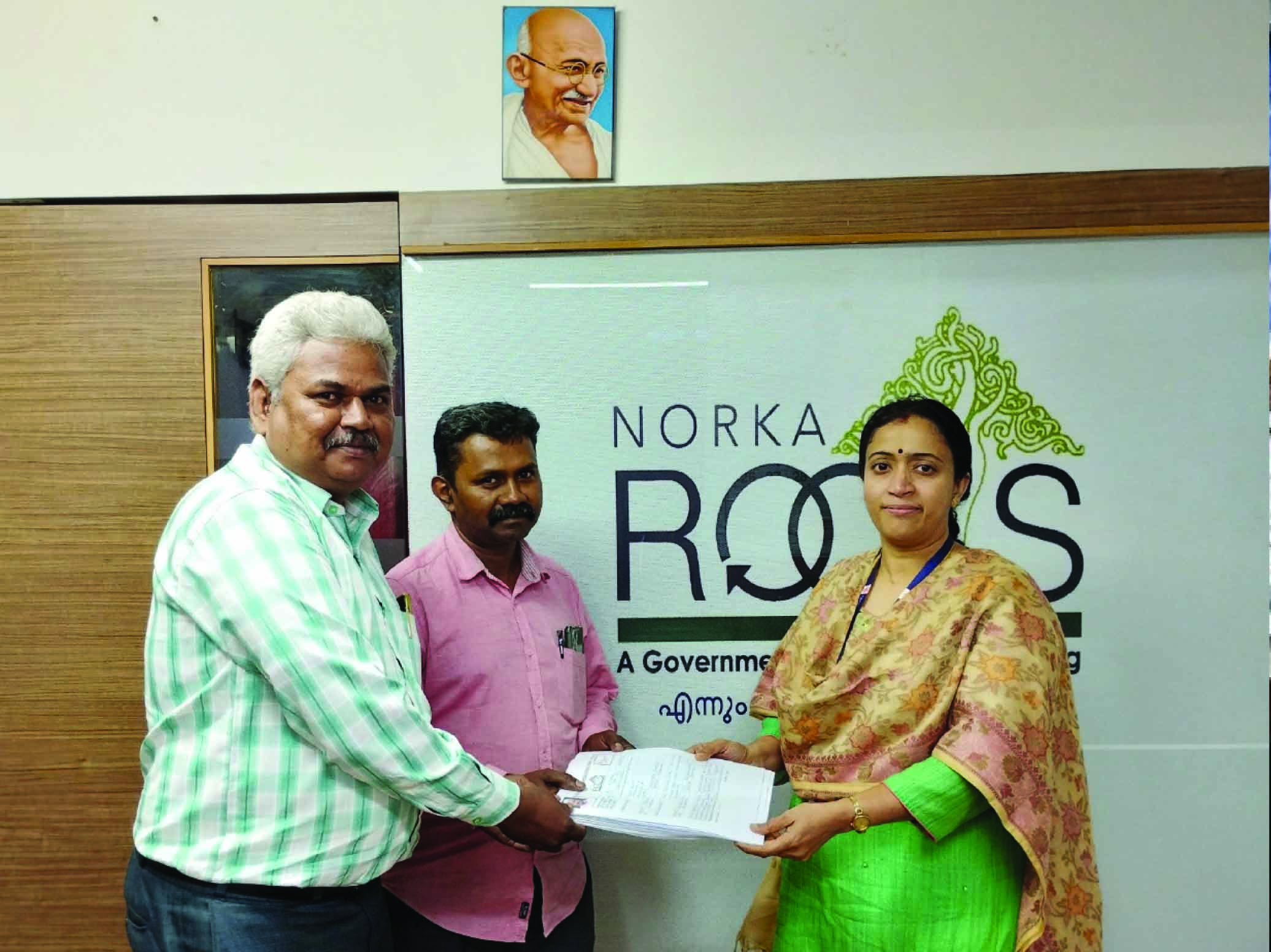 തി​പ്പ​സാ​ന്ദ്ര ഫ്ര​ന്റ്സ് അ​സോ​സി​യേ​ഷ​ൻ നോ​ർ​ക്ക കാ​ർ​ഡി​ന് അ​പേ​ക്ഷ കൈ​മാ​റി