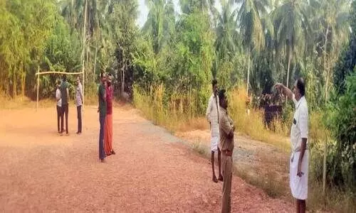 ഇ​രി​വേ​രി​ക്കാ​വി​ന് സ​മീ​പം വ​നം​വ​കു​പ്പ് ഉ​ദ്യോ​ഗ​സ്ഥ​ർപ​രി​ശോ​ധ​ന ന​ട​ത്തു​ന്നു