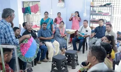 കു​ടും​ബ​ശ്രീ പ്ര​വ​ർ​ത്ത​ന​ങ്ങ​ളെക്കുറി​ച്ച് പ​ഠി​ക്കാ​ൻ അ​സം സം​ഘം കി​നാ​നൂ​ർ ക​രി​ന്ത​ളം പ​ഞ്ചാ​യ​ത്ത് ഓ​ഫി​സി​ൽ