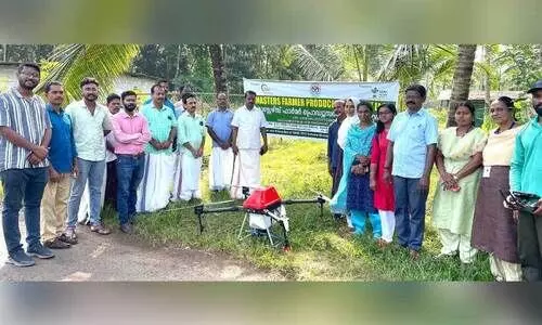 ശൂ​ര​നാ​ട് വ​ട​ക്ക് പ​ഞ്ചാ​യ​ത്തി​ൽ ഡ്രോ​ൺ ഉ​പ​യോ​ഗി​ച്ചു​ള്ള വ​ള​പ്ര​യോ​ഗം പ​ഞ്ചാ​യ​ത്ത് പ്ര​സി​ഡ​ന്റ് എ​സ്. ശ്രീ​കു​മാ​ർ ഉ​ദ്ഘാ​ട​നം ചെ​യ്യു​ന്നു