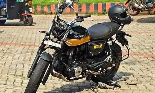 ശാ​സ്താം​കോ​ട്ട ഭ​ര​ണി​ക്കാ​വി​ൽ ബു​ധ​നാ​ഴ്ച അ​പ​ക​ട​ത്തി​ൽ​പെ​ട്ട ബൈ​ക്കു​ക​ളി​ലൊ​ന്ന്