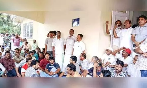 ഹാ​ർ​ബ​ർ സം​ര​ക്ഷ​ണ സ​മി​തി​യു​ടെ നേ​തൃ​ത്വ​ത്തി​ൽ ര​ണ്ടാം​ഘ​ട്ട സ​മ​ര​ഭാ​ഗ​മാ​യി  അ​സി. ട്രാ​ഫി​ക് മാ​നേ​ജ​റു​ടെ ഓ​ഫി​സ് ഉ​പ​രോ​ധി​ക്കു​ന്നു