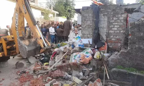 ബി.ജെ.പി പ്രവർത്തകനെ ആക്രമിച്ച കേസിലെ പ്രതിയുടെ വീട് ബുൾഡോസർ ഉപയോഗിച്ച് തകർത്തു