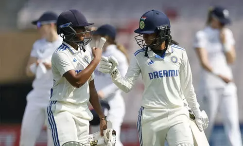 ഒറ്റദിനം കൊണ്ട് ഇന്ത്യൻ വനിതകൾ അടിച്ചെടുത്തത് 410 റൺസ്; 88 വർഷത്തിനിടെ അപൂർവ നേട്ടത്തിലെത്തുന്ന ആദ്യ ടീമായി ഇന്ത്യ ഒറ്റദിനം കൊണ്ട് ഇന്ത്യൻ വനിതകൾ അടിച്ചെടുത്തത് 410 റൺസ്; 88 വർഷത്തിനിടെ അപൂർവ നേട്ടത്തിലെത്തുന്ന ആദ്യ ടീമായി ഇന്ത്യ