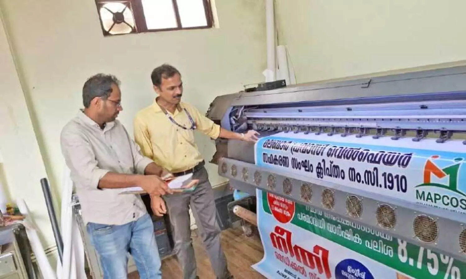 ത​ല​ശ്ശേ​രി​യി​ലെ ഫ്ല​ക്സ് പ്രി​ന്റി​ങ് സ്ഥാ​പ​ന​ങ്ങ​ളി​ൽ ജി​ല്ല എ​ൻ​ഫോ​ഴ്സ്മെ​ന്റ് സ്ക്വാ​ഡ് ന​ട​ത്തി​യ മി​ന്ന​ൽ പ​രി​ശോ​ധ​ന