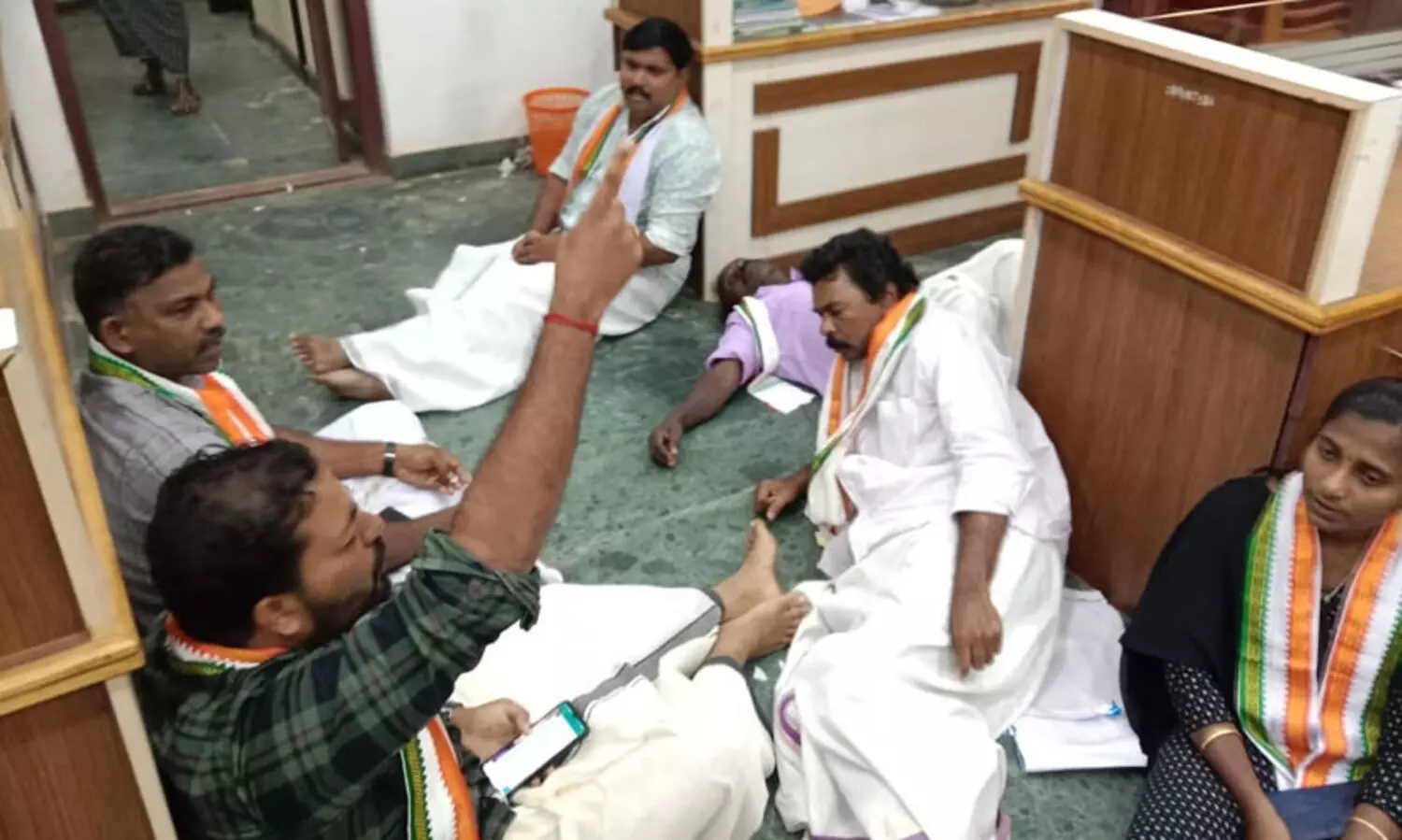 കോൺഗ്രസ് അംഗങ്ങൾ പൂവച്ചൽ ഗ്രാമപഞ്ചായത്ത് ഓഫീസ് ഉപരോധിച്ചു