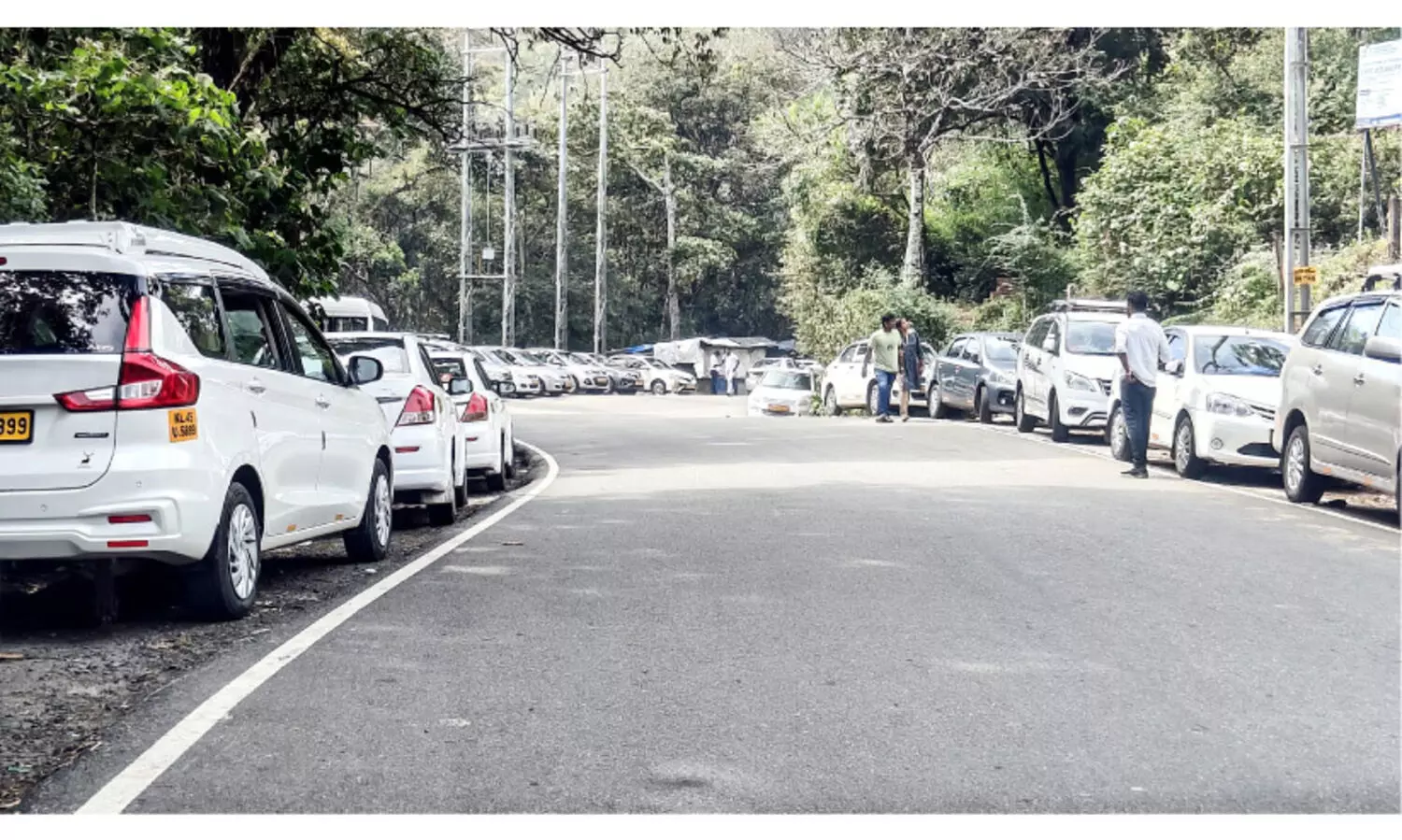 തിരക്കിൽ കുരുങ്ങി മറയൂർ-മൂന്നാർ റോഡ്