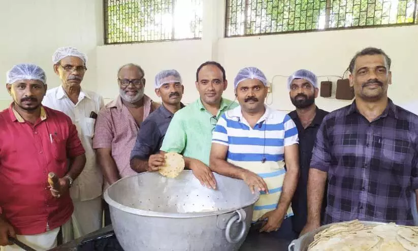 മു​നീ​റും സ​ഹ​പ്ര​വ​ർ​ത്ത​ക​രും കു​തി​ര​വ​ട്ടം കേ​ന്ദ്ര​ത്തി​ൽ