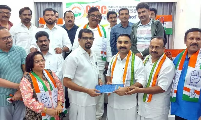 ഒ.​ഐ.​സി.​സി തൃ​ശൂ​ർ ജി​ല്ല ക​മ്മി​റ്റി​യു​ടെ പു​തി​യ ഭാ​ര​വാ​ഹി​ക​ൾ ചു​മ​ത​ല​യേ​റ്റെ​ടു​ത്ത​പ്പോ​ൾ