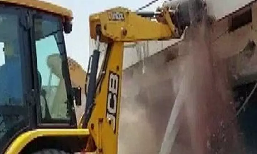 ബി.ജെ.പി പ്രവർത്തകനെ ആക്രമിച്ചെന്നാരോപിച്ച് മധ്യപ്രദേശിൽ മൂന്നു പേരുടെ വീടുകൾ ഇടിച്ചുനിരത്തി ബി.ജെ.പി പ്രവർത്തകനെ ആക്രമിച്ചെന്നാരോപിച്ച് മധ്യപ്രദേശിൽ മൂന്നു പേരുടെ വീടുകൾ ഇടിച്ചുനിരത്തി