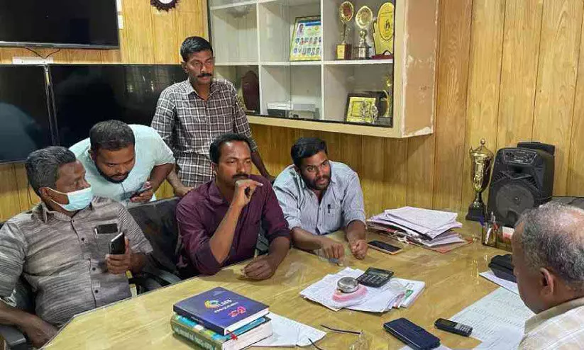 സെക്രട്ടറിയെ ഉപരോധിക്കുന്നു സെക്രട്ടറിയെ ഉപരോധിക്കുന്നു