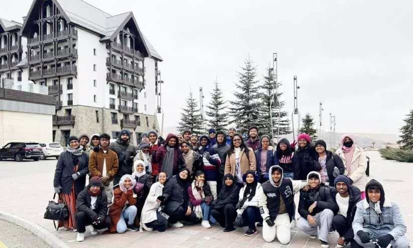 ഇ​ന്ത്യ ഇ​ന്‍റ​ർ​നാ​ഷ​ന​ൽ സ്കൂ​ൾ വി​ദ്യാ​ർ​ഥി​ക​ൾ അ​സ​ർ​ബൈ​ജാ​നി​ൽ