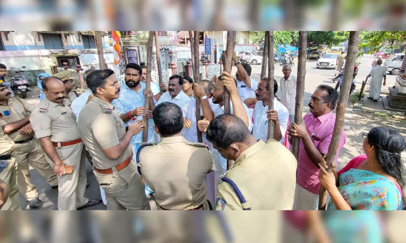നവകേരള സദസ്സ്  വേലികെട്ടൽ ശ്രമം പൊലീസ് തടഞ്ഞു; മാവേലിക്കര നഗരസഭ ചെയർമാനടക്കം കൗൺസിലർമാർ അറസ്റ്റിൽ