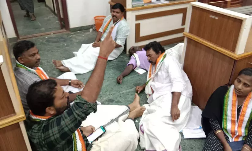 കോൺഗ്രസ് അംഗങ്ങൾ പൂവച്ചൽ ഗ്രാമപഞ്ചായത്ത് ഓഫീസ് ഉപരോധിച്ചു