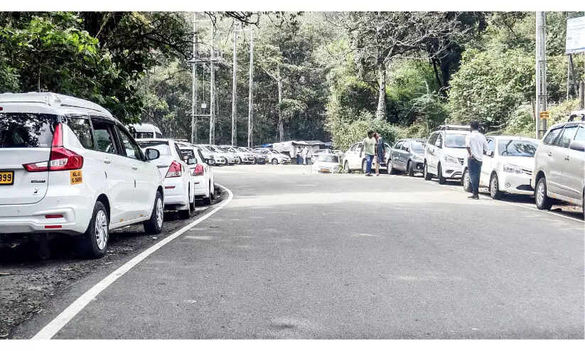 തിരക്കിൽ കുരുങ്ങി മറയൂർ-മൂന്നാർ റോഡ്