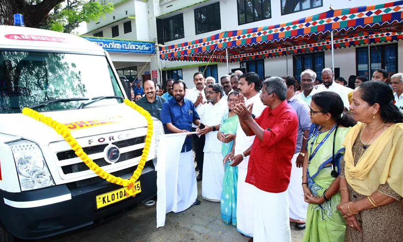 ഞാറക്കൽ താലൂക്ക് ആശുപത്രിക്ക് ആംബുലൻസ്: ഫ്ലാഗ് ഓഫ് ചെയ്തു ഞാറക്കൽ താലൂക്ക് ആശുപത്രിക്ക് ആംബുലൻസ്: ഫ്ലാഗ് ഓഫ് ചെയ്തു