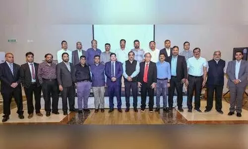 വെ​ൽ​ഫെ​യ​ർ ആ​ൻ​ഡ് പ്ര​സ് ഇ​ൻ​ഫ​ർ​മേ​ഷ​ൻ കോ​ൺ​സു​ൽ മു​ഹ​മ്മ​ദ് ഹാ​ഷിം, മ​റ്റ് ഉ​ദ്യോ​ഗ​സ്ഥ​ർ എ​ന്നി​വ​രോ​ടൊ​പ്പം ജി​ദ്ദ​യി​​ലെ  ഇ​ന്ത്യ​ൻ മാ​ധ്യ​മ പ്ര​വ​ർ​ത്ത​ക​ർ