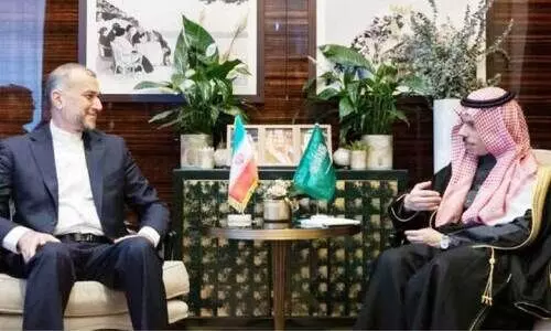 സൗ​ദി വി​ദേ​ശ​കാ​ര്യ മ​ന്ത്രി അ​മീ​ർ ഫൈ​സ​ൽ ബി​ൻ ഫ​ർ​ഹാ​നും ഇ​റാ​ൻ വി​ദേ​ശ​കാ​ര്യ മ​ന്ത്രി ഹു​സൈ​ൻ അ​മീ​ർ അ​ബ്ദു​ല്ലാ​ഹി​യാ​നും ച​ർ​ച്ച ന​ട​ത്തി​യ​പ്പോ​ൾ
