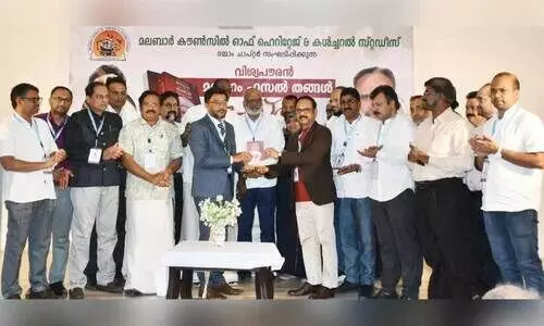 പി.എ.എം ഹാരിസ് രചിച്ച ‘വിശ്വപൗരൻ മമ്പുറം ഫസല് തങ്ങള്’ പുസ്തകം ഡോ. സിദ്ദീഖ് അഹമ്മദിന് നൽകി ഡോ. ഹുസൈൻ രണ്ടത്താണി പ്രകാശനം ചെയ്യുന്നു പി.എ.എം ഹാരിസ് രചിച്ച ‘വിശ്വപൗരൻ മമ്പുറം ഫസല് തങ്ങള്’ പുസ്തകം ഡോ. സിദ്ദീഖ് അഹമ്മദിന് നൽകി ഡോ. ഹുസൈൻ രണ്ടത്താണി പ്രകാശനം ചെയ്യുന്നു