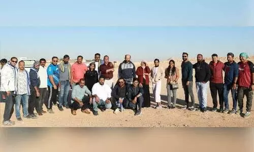 മരുഭൂമിയിൽ ഒറ്റപ്പെട്ടു കഴിയുന്ന ഇടയന്മാർക്ക് കമ്പിളി പുതപ്പുകൾ വിതരണം ചെയ്യാനെത്തിയപ്പോൾ മരുഭൂമിയിൽ ഒറ്റപ്പെട്ടു കഴിയുന്ന ഇടയന്മാർക്ക് കമ്പിളി പുതപ്പുകൾ വിതരണം ചെയ്യാനെത്തിയപ്പോൾ