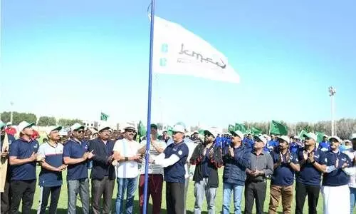 കെ.​എം.​സി.​സി ഒ​മി​ഗോ​സ്​ ക​ളി​ക്ക​ള​ത്തി​ന്​ തു​ട​ക്കം കു​റി​ച്ച്​ പ​താ​ക ഉ​യ​ർ​ത്തു​ന്നു