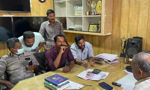 സെ​ക്ര​ട്ട​റി​യെ ഉ​പ​രോ​ധി​ക്കു​ന്നു