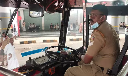 മിന്നൽ പണിമുടക്ക്; മലപ്പുറത്ത് ബസ് ഡ്രൈവർമാരായി പൊലീസ്!