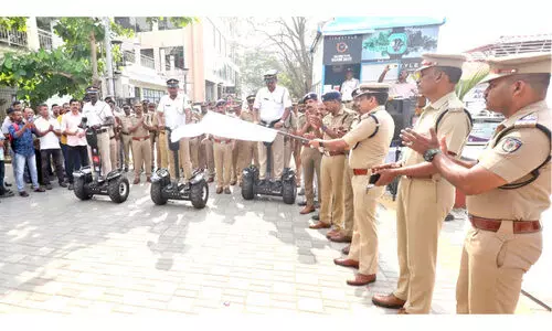മ​റൈ​ൻ​ഡ്രൈ​വി​ലെ സാ​മൂ​ഹി​ക​വി​രു​ദ്ധ ശ​ല്യം; ന​ഗ​ര​ത്തി​ലി​നി പൊ​ലീ​സ് വ​ക ഇ​ല​ക്ട്രി​ക് ഹോ​വ​റി​ലും പ​ട്രോ​ളി​ങ്