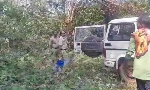 ആറളം ഫാമിലെ കൃഷിയിടത്തിൽ നിന്ന് കണ്ടെടുത്ത സ്ഫോടക വസ്തു ആറളം പൊലീസ് നീക്കം ചെയ്യുന്നു