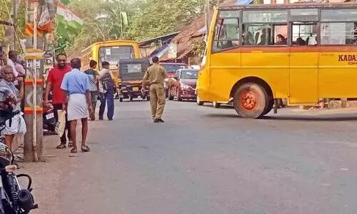 എടക്കാട് ബസാറിൽ പൊലീസ് ഗതാഗതം നിയന്ത്രിക്കുന്നു