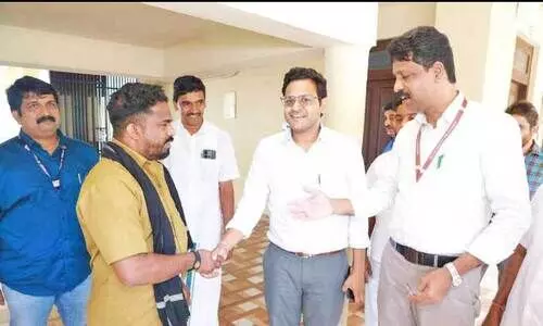 സഖീഷിനെ അസി. കലക്ടറും കോളജ് അധികൃതരും അനുമോദിക്കുന്നു സഖീഷിനെ അസി. കലക്ടറും കോളജ് അധികൃതരും അനുമോദിക്കുന്നു