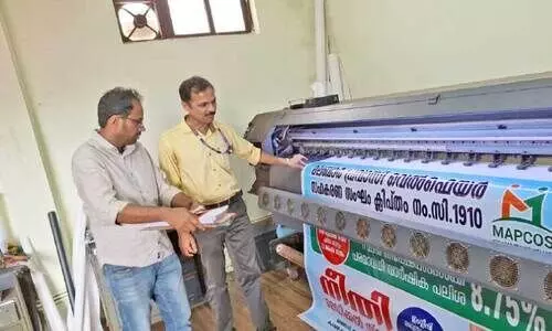 ത​ല​ശ്ശേ​രി​യി​ലെ ഫ്ല​ക്സ് പ്രി​ന്റി​ങ് സ്ഥാ​പ​ന​ങ്ങ​ളി​ൽ ജി​ല്ല എ​ൻ​ഫോ​ഴ്സ്മെ​ന്റ് സ്ക്വാ​ഡ് ന​ട​ത്തി​യ മി​ന്ന​ൽ പ​രി​ശോ​ധ​ന