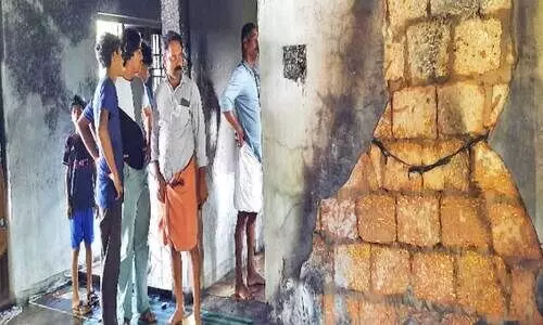 ഏ​ച്ചൂ​ർ ക​മാ​ൽ പീ​ടി​ക കു​ഞ്ഞി​വ​ള​പ്പി​ൽ റ​സി​യ​യു​ടെ വീ​ടി​ന് തീ​പി​ടി​ച്ച നി​ല​യി​ൽ