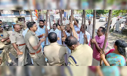 നവകേരള സദസ്സ്  വേലികെട്ടൽ ശ്രമം പൊലീസ് തടഞ്ഞു; മാവേലിക്കര നഗരസഭ ചെയർമാനടക്കം കൗൺസിലർമാർ അറസ്റ്റിൽ