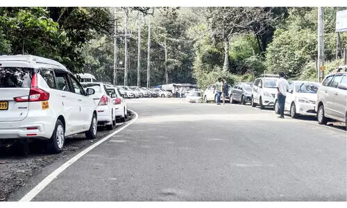 തിരക്കിൽ കുരുങ്ങി മറയൂർ-മൂന്നാർ റോഡ് തിരക്കിൽ കുരുങ്ങി മറയൂർ-മൂന്നാർ റോഡ്