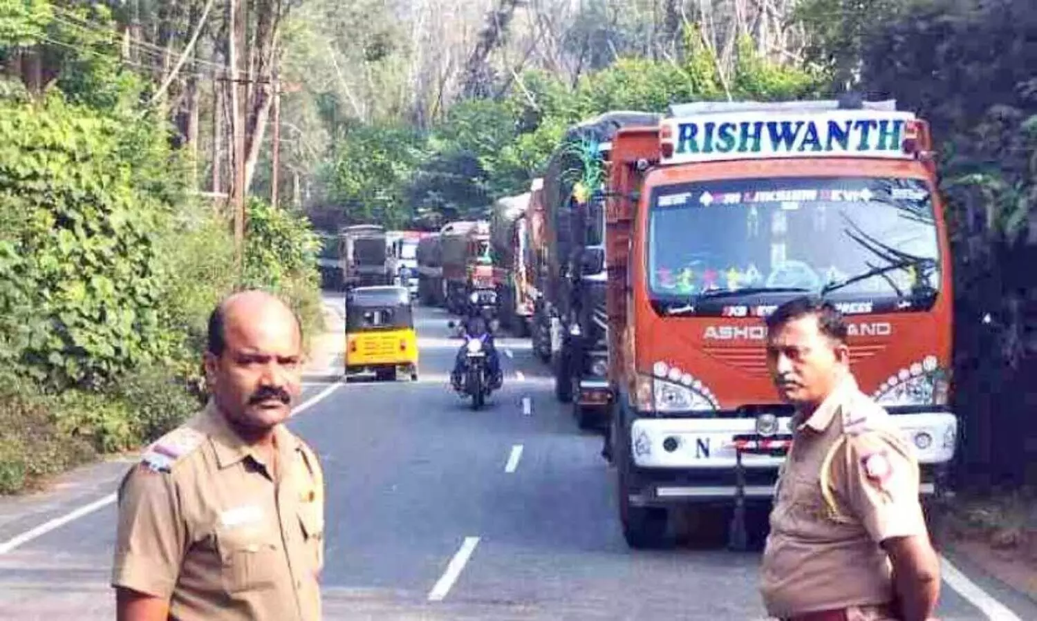ഗൂ​ഡ​ല്ലൂ​ർ ന​ഗ​ര​ത്തി​ലേ​ക്ക് ച​ര​ക്കു ലോ​റി​ക​ൾ പ്ര​വേ​ശി​ക്കു​ന്ന​ത് ത​ട​യാ​ൻ മാ​ക്കമൂ​ല​യി​ൽ ഹൈ​വേ പൊ​ലീ​സ് കാ​വ​ൽ  നി​ൽ​ക്കു​ന്നു