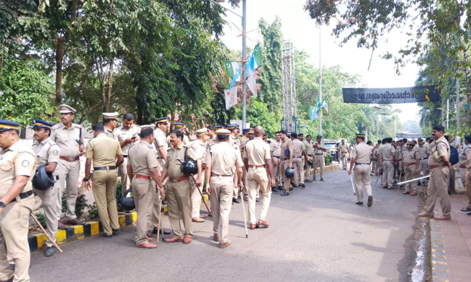 ഗവർണർ ആരിഫ് മുഹമ്മദ് ഖാൻ കാലിക്കറ്റ് സർവകലാശാലയിൽ എത്തും മുമ്പ് കനത്ത കാവലൊരുക്കി പൊലീസ്