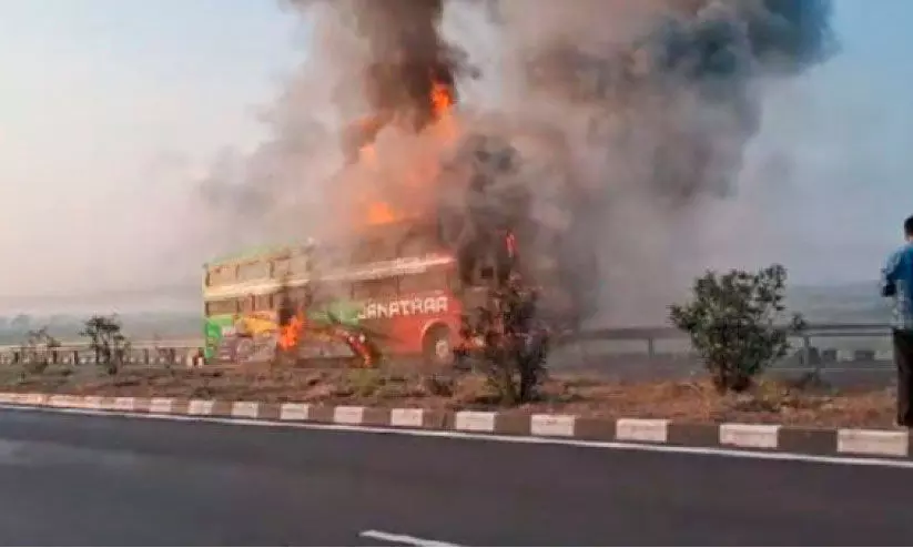 വി​ജ​യ​പു​ര​യി​ൽ ഓ​ടി​ക്കൊ​ണ്ടി​രു​ന്ന ബ​സി​ന് തീ​പി​ടി​ച്ചു