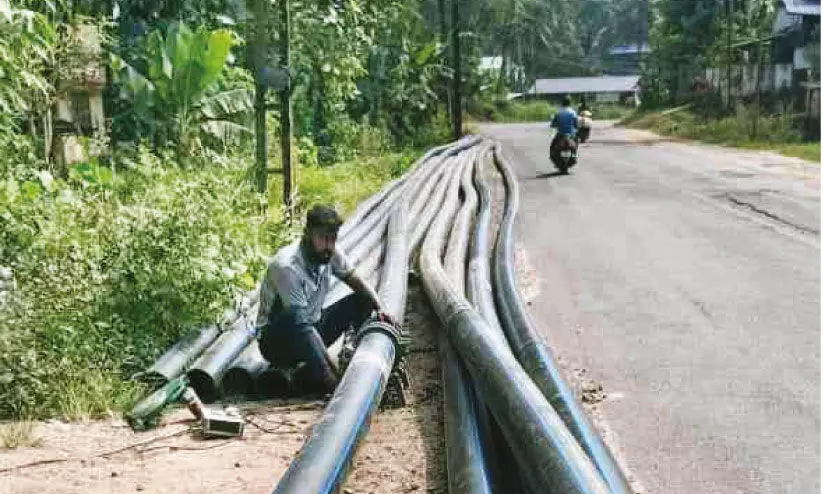 നിലമ്പൂർ-ഷൊർണൂർ റെയിൽപാത വൈദ്യുതീകരണം: ട്രാക്ഷൻ സബ് സ്റ്റേഷനിലേക്ക് വൈദ്യുതിയെത്തിക്കൽ;ഭൂഗർഭ കേബിൾ സ്ഥാപിക്കൽ ആരംഭിച്ചു നിലമ്പൂർ-ഷൊർണൂർ റെയിൽപാത വൈദ്യുതീകരണം: ട്രാക്ഷൻ സബ് സ്റ്റേഷനിലേക്ക് വൈദ്യുതിയെത്തിക്കൽ;ഭൂഗർഭ കേബിൾ സ്ഥാപിക്കൽ ആരംഭിച്ചു