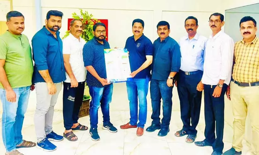 ക​ണ്ണൂ​ർ ജി​ല്ല ഒ.​ഐ.​സി.​സി പു​റ​ത്തി​റ​ക്കി​യ പു​തു​വ​ർ​ഷ ക​ല​ണ്ട​ർ സൗ​ദി നാ​ഷ​ന​ൽ ക​മ്മി​റ്റി പ്ര​സി​ഡ​ൻ​റ്​ ബി​ജു ക​ല്ലു​മ​ല പ്ര​കാ​ശ​നം ചെ​യ്യു​ന്നു